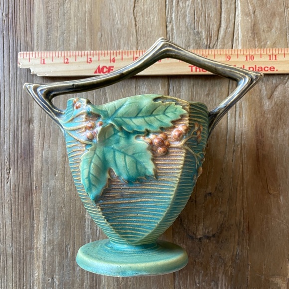 ROSEVILLE BUSHBERRY BASKET , VINTAGE POTTERY , Excellent Condition $79 - Picture 7 of 15